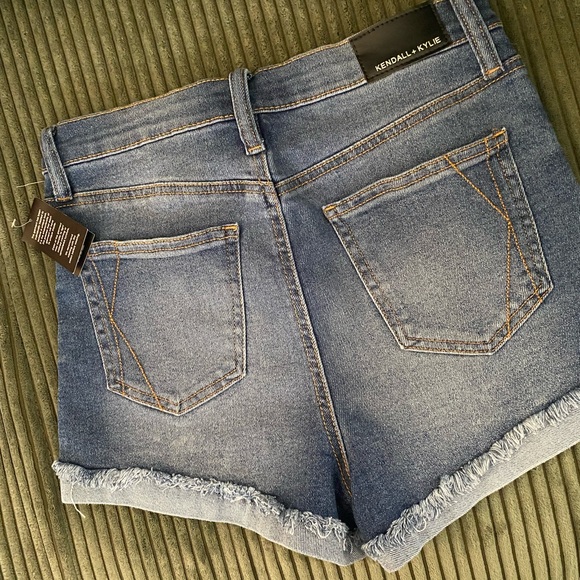NWT. Kendall & Kylie The Drifter High Rise shorts. 7/28. - Picture 2 of 4